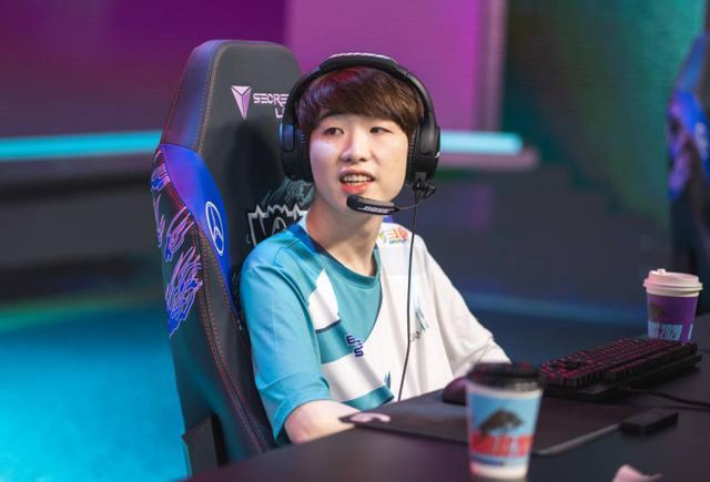 包含100T血洗MAD，ShowMaker完成史诗逆转顶尖较量半决赛，锁定晋级资格的词条