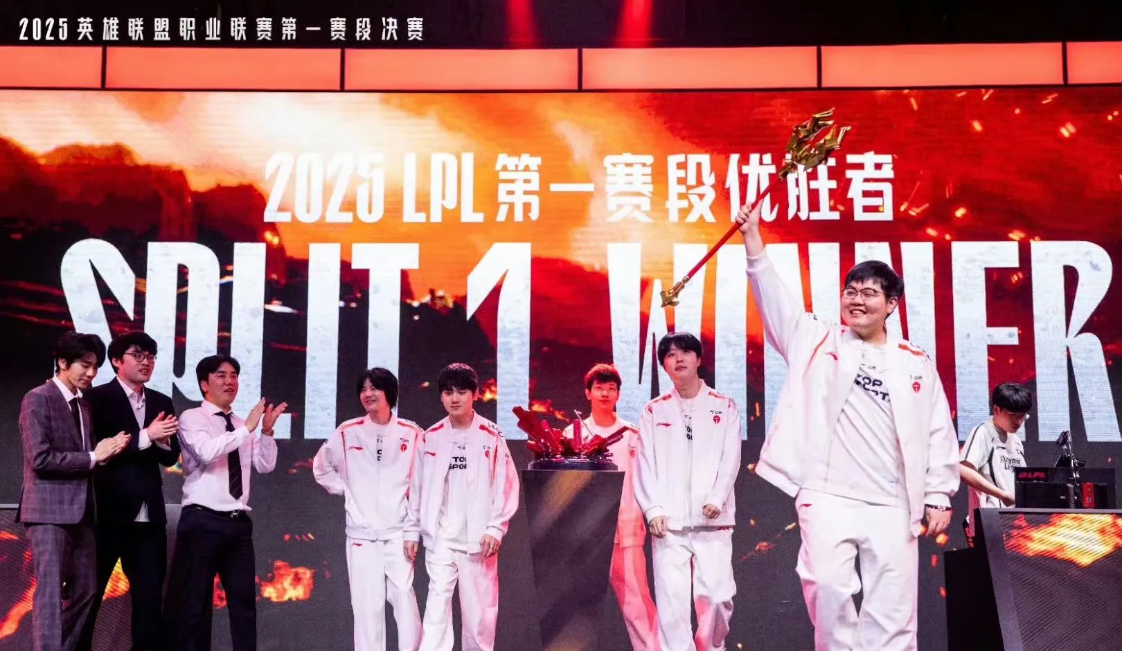 包含JDG横扫FLY，369团战一打五宿敌对决全球总决赛，留下经典瞬间的词条