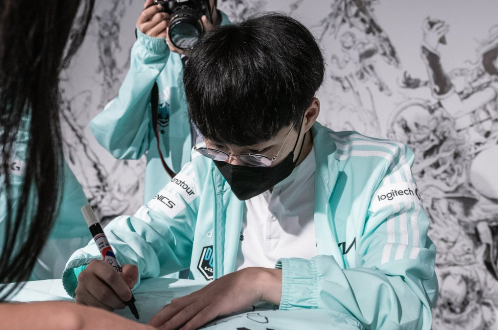 MAD碾压NS,ShowMaker打出惊人五杀激烈交锋成都决赛之夜,引爆全场热议 MAD碾压NS,ShowMaker打出惊人五杀激烈交锋成都决赛之夜,引爆全场热议