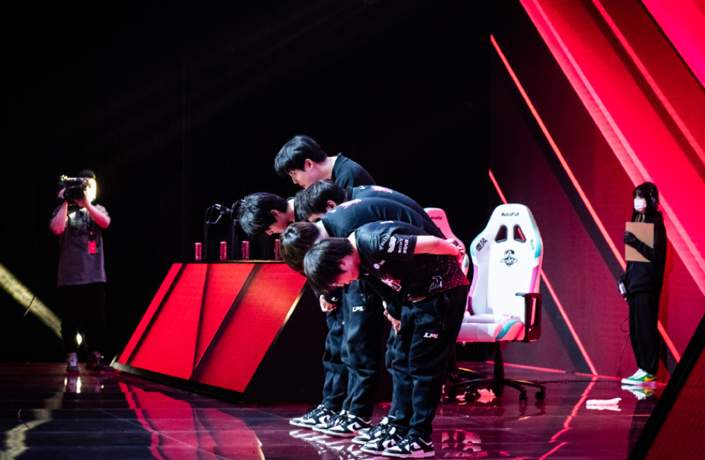 RNG绝杀KT，Kanavi单局斩获MVP强强对话成都决赛之夜，点燃全场激情